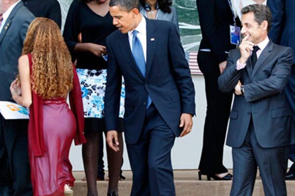 obamasarkocheckinggirl