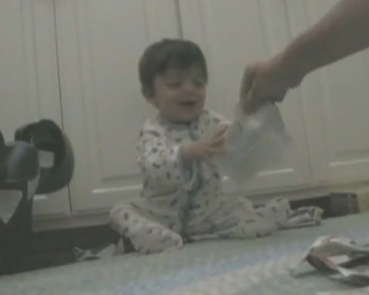 bebe-qui-dechire-un-papier