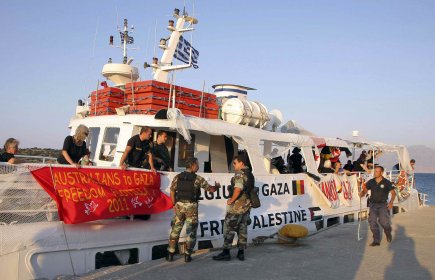 346767-canadiens-bord-flottille-pour-gaza