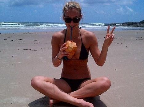 Bar-Refaeli-pour-elle-les-fetes-c-est-au-Bresil-que-ca-se-passe-!_portrait_w674