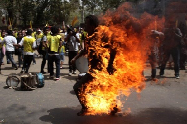 manif-tibet-immolation-604x424