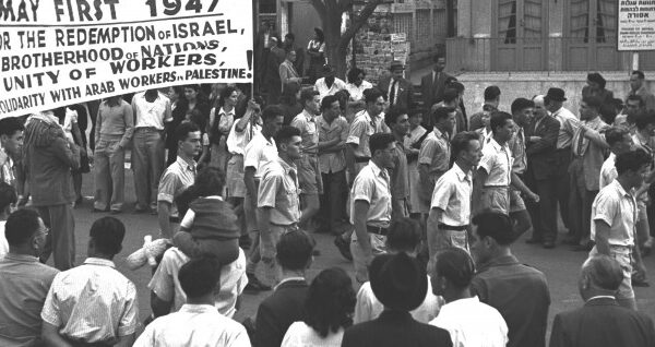 sioniste-socialiste-à-Tel-Aviv-en-1947-704x318