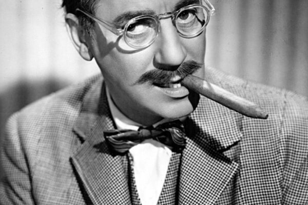 Groucho_Marx_-_portrait-800x600