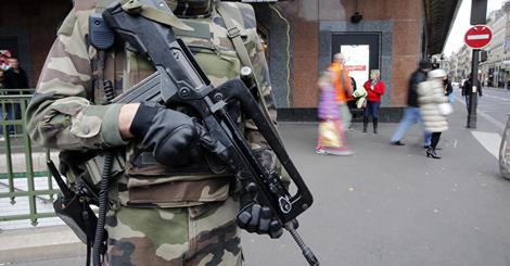 Militaire-surveillant-école-juive