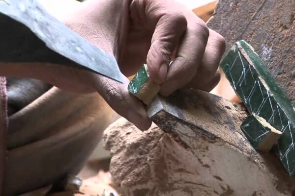 De l’argile à la mosaïque : le travail des artisans mosaique