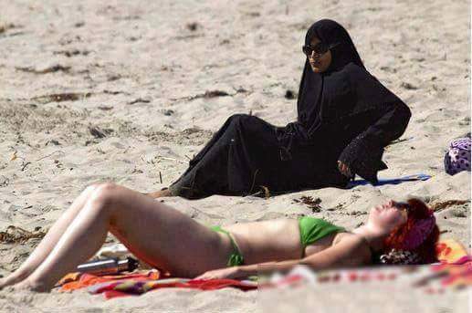 Les touristes se sentent mal à l’aise en la présence des islamistes avec leurs tenues pudiques – Par Rachid Ben Othman plage-burka-bikini