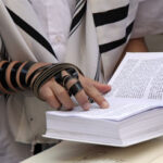 praying-with-tefillin-hp