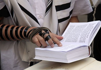 praying-with-tefillin-hp