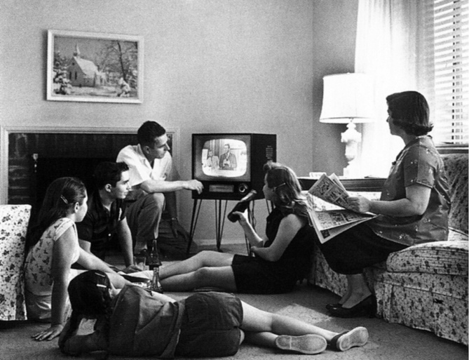 Family_watching_television_1958