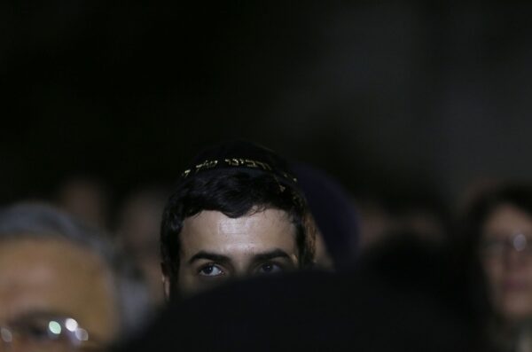 homme-portant-kippa-lors-ceremonie-hommage-ilan