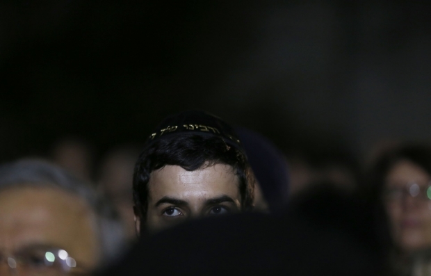 homme-portant-kippa-lors-ceremonie-hommage-ilan