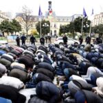 musulmans-prient-devant-lHotel-ville