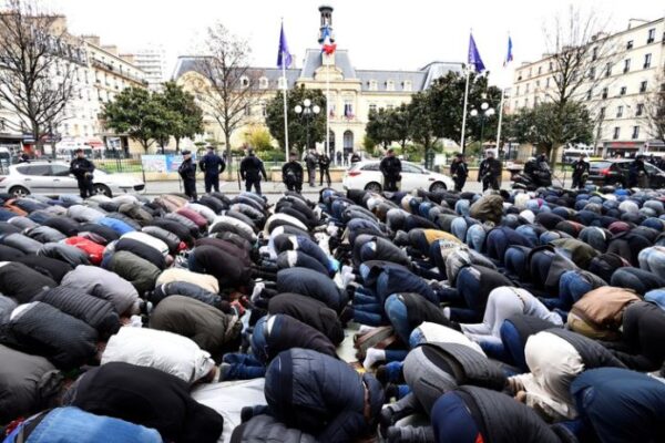 musulmans-prient-devant-lHotel-ville
