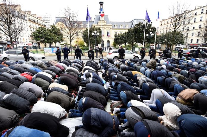 musulmans-prient-devant-lHotel-ville