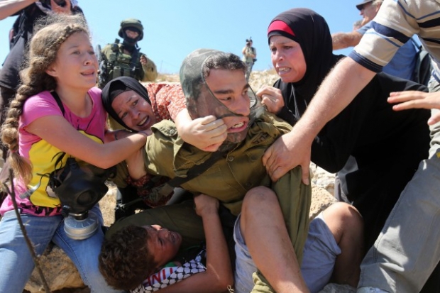 ahed-tamimi-gauche-distinguee-brandissant