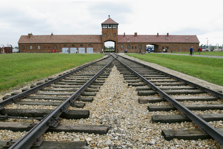 auschwitz-entrance
