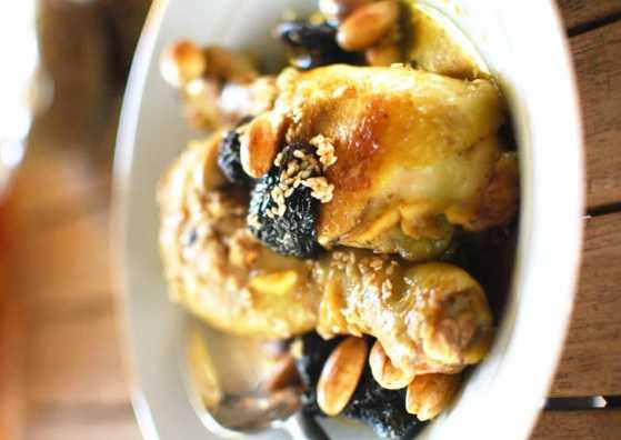 tajine-de-poulet-aux-pruneaux-et-amandes