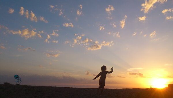 child-2712975__340