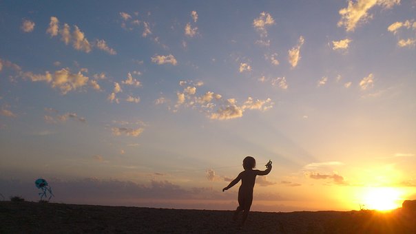 child-2712975__340
