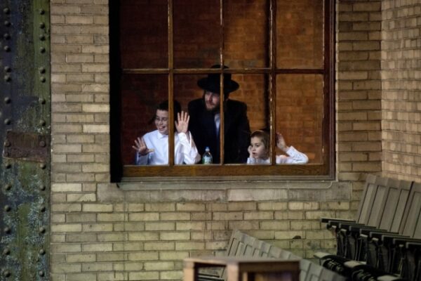 membres-communaute-satmar-attendent-grand-rabbin-aaron-teitelbaum-brooklyn-new-york-2-decembre-2015_0_729_486