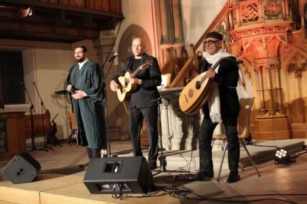 les-representants-des-trois-religions-monotheistes-complices-sur-scene-lors-de-cette-rencontre-musicale-photo-dna-1549548309