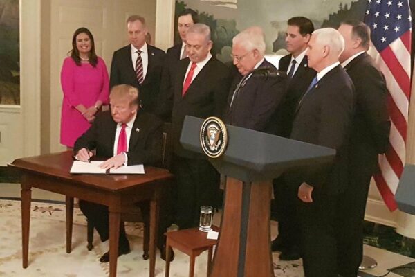 Trump-signe-pour-le-Golan