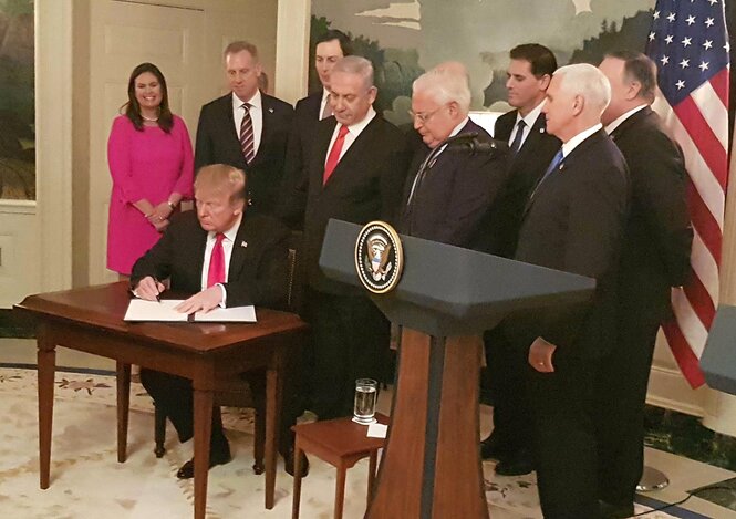 Trump-signe-pour-le-Golan