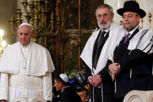le-pape-et-des-rabbins