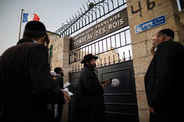 ultra-orthodoxes-prient-devant-Tombeau-des-rois