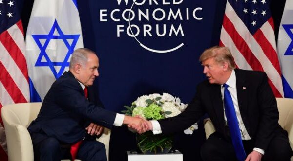 Bibi-et-Trump-se-serrent-la-mains-au-WEF-ABG