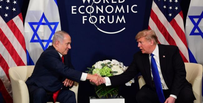 Bibi-et-Trump-se-serrent-la-mains-au-WEF-ABG