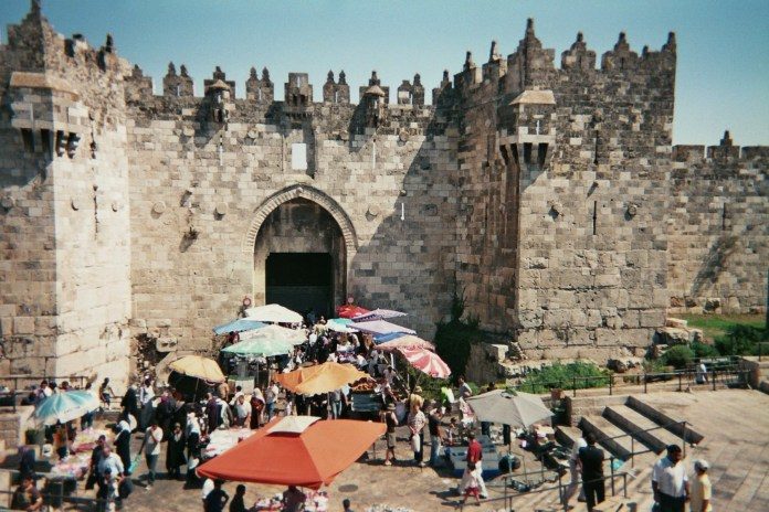 Old_Jerusalem_Damas_Gate_Market-696x464
