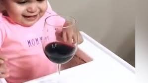 Le grand-pere baby-sitter baby