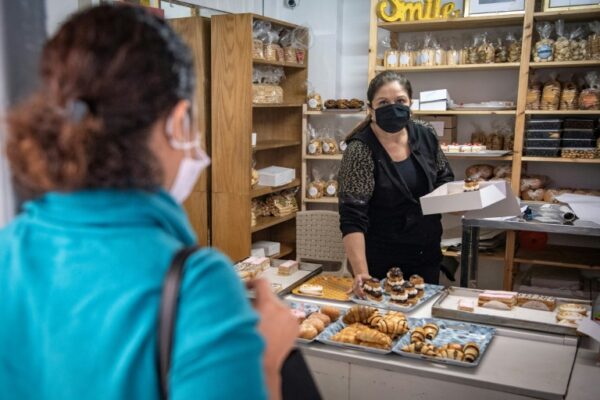 une-juive-marocaine-achete-des-patisseries-a-la-boulangerie-casher-madame-fh
