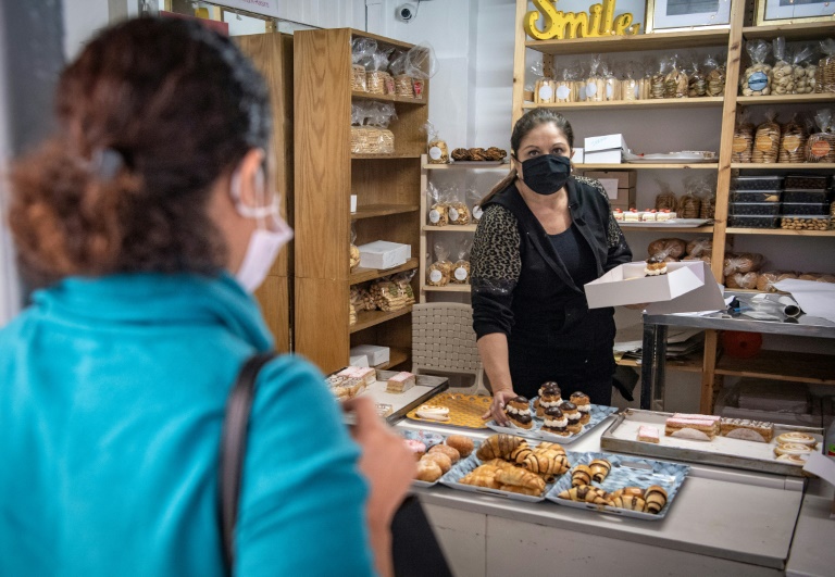 une-juive-marocaine-achete-des-patisseries-a-la-boulangerie-casher-madame-fh