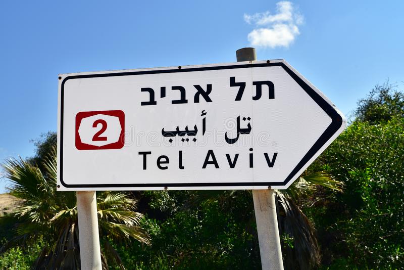 signe-de-direction-pour-tel-aviv-panneau-signalisation-trilingue-indiquant-le-chemin-vers-yafo-israel-157296915