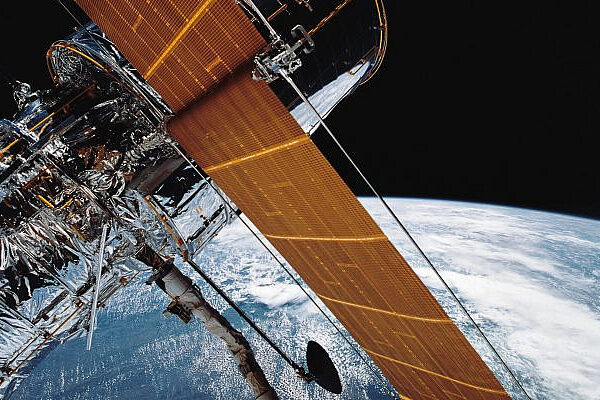 Hubble_Space_Telescope_Grappled_by_Shuttle_Arm_27512134324-640x400