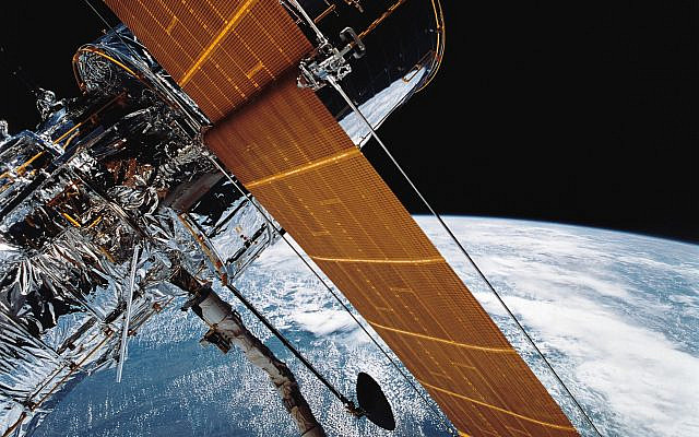 Hubble_Space_Telescope_Grappled_by_Shuttle_Arm_27512134324-640x400