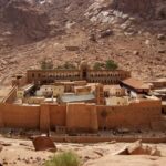 1200px-katharinenkloster_sinai_bw_2