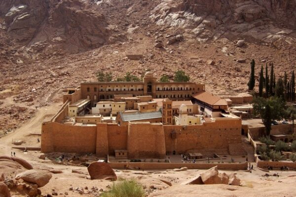 1200px-katharinenkloster_sinai_bw_2