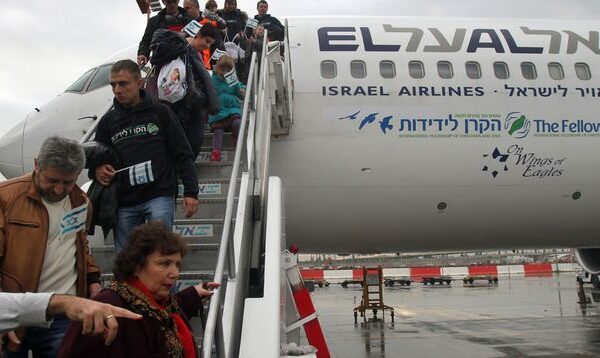 des-juifs-venant-d-ukraine-arrivent-a-l-aeroport-international-de-lod-ils-viennent-immigrer-en-israel-le-22-decembre-2014_5179953