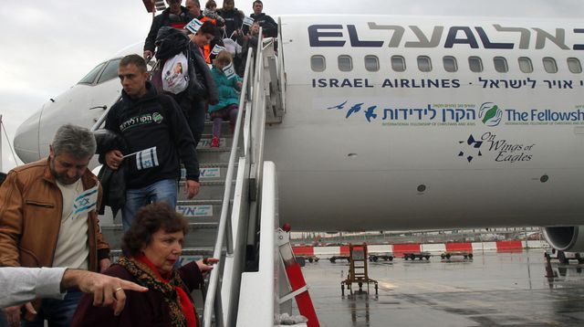 des-juifs-venant-d-ukraine-arrivent-a-l-aeroport-international-de-lod-ils-viennent-immigrer-en-israel-le-22-decembre-2014_5179953