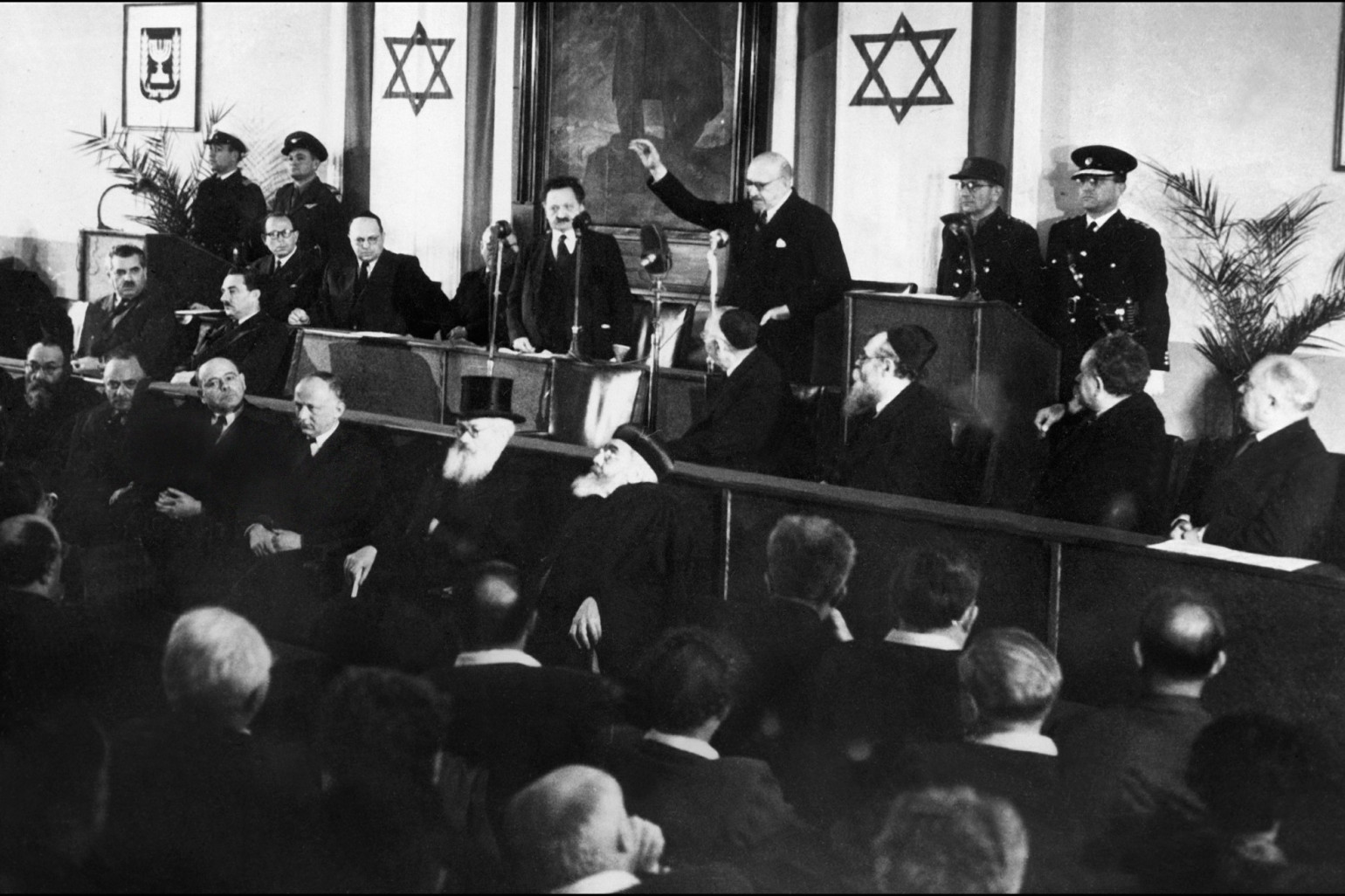1199868-chaim-weizmann-pretant-serment-le-17-fevrier-1949-apres-avoir-ete-elu-premier-president-de-l-etat-d-israel