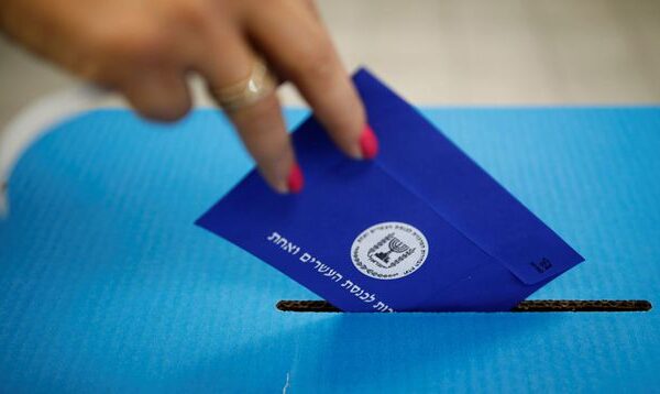 une-femme-glissant-son-bulletin-de-vote-dans-l-urne-lors-des-elections-legislatives-en-israel-du-9-avril-2019_6169518