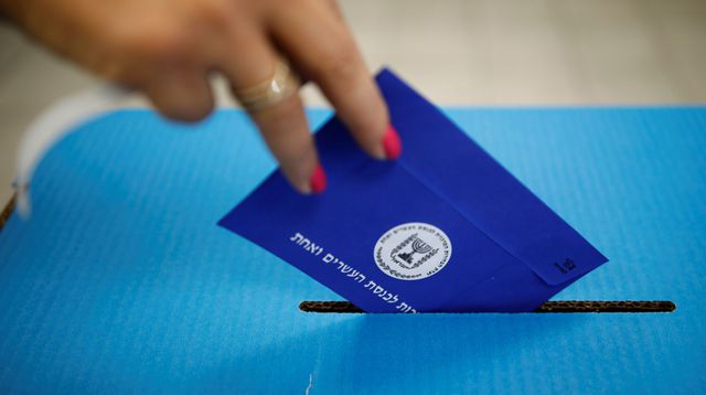 une-femme-glissant-son-bulletin-de-vote-dans-l-urne-lors-des-elections-legislatives-en-israel-du-9-avril-2019_6169518