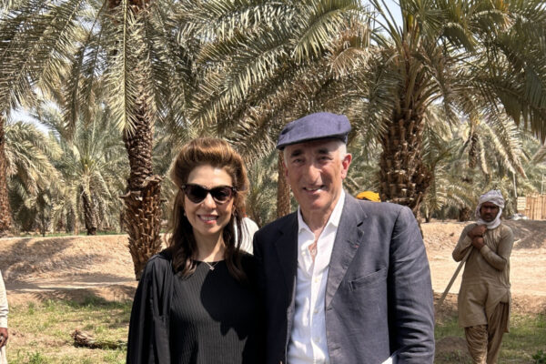 Sopher_and_his_wife_Carol_planting_a_date_palm_in_madinah-1