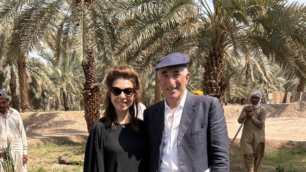 Sopher_and_his_wife_Carol_planting_a_date_palm_in_madinah-1