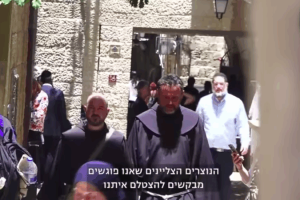 journaliste-habille-en-franciscain-a-jerusalem-pour-tester-antichristianisme-juif