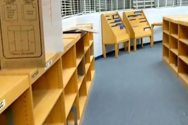 Floride: Un district retire de ses écoles plus de 700 livres sur les Juifs ou la Shoah Emptyshelves-Florida