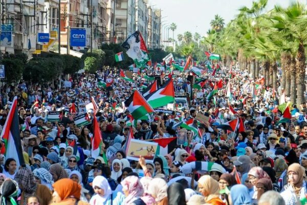 Des dizaines de milliers de Marocains en soutien aux Palestiniens à Casablanca manifMaroc3